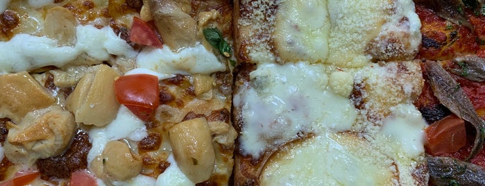 Pizza d'Autore is one of Lugares favoritos de Dominic.