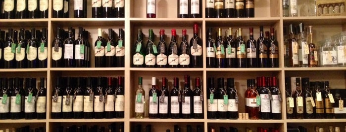 Vinofactura (wineshop & bar) is one of Locais curtidos por Artem.