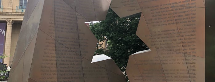 Holocaust Memorial is one of Lugares favoritos de Aaron.