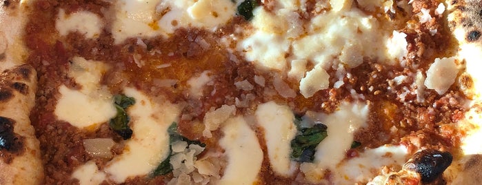 Crust Pizzeria Napoletana is one of Posti che sono piaciuti a Jen.