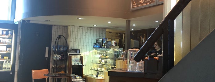 Caffè Nero is one of Thierryさんのお気に入りスポット.