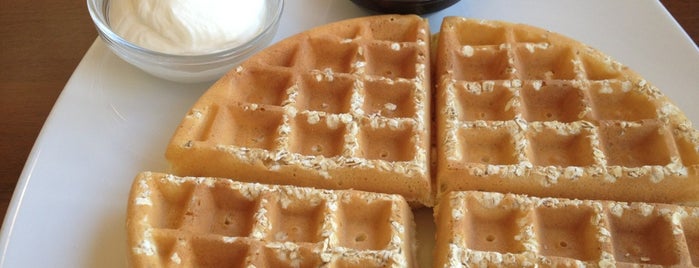 Pancake & Waffle House is one of Posti che sono piaciuti a Rogayah.
