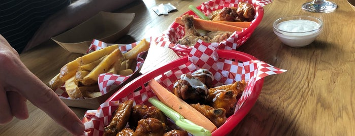 WingHaus is one of Tomさんのお気に入りスポット.