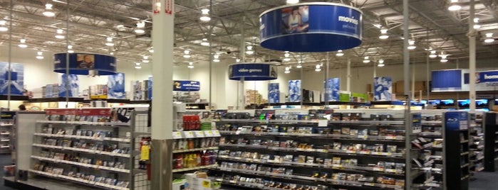 Best Buy is one of สถานที่ที่ Michael ถูกใจ.