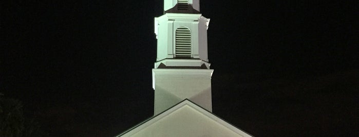 First Congregational United Church Of Christ is one of Lugares favoritos de W. Mark.