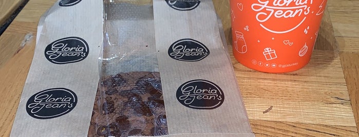 Gloria Jean’s Coffees is one of Locais curtidos por Melis.