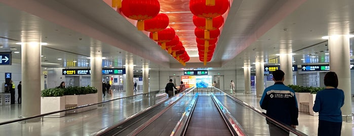 Pudong International Airport Metro Station is one of 上海轨道交通2号线 | Shanghai Metro Line 2.