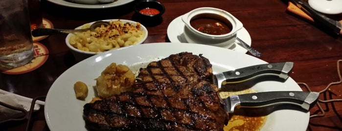 LongHorn Steakhouse is one of Tempat yang Disukai Keyvan.