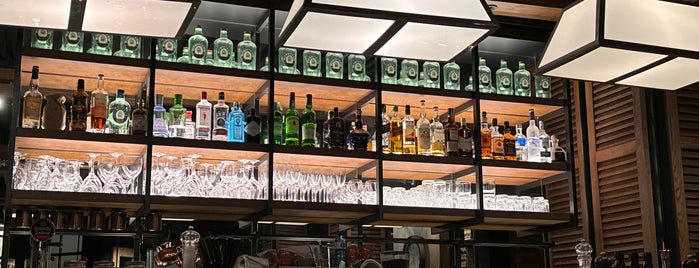 The Corner Hotel Bar and Lounge is one of Adrian'ın Beğendiği Mekanlar.