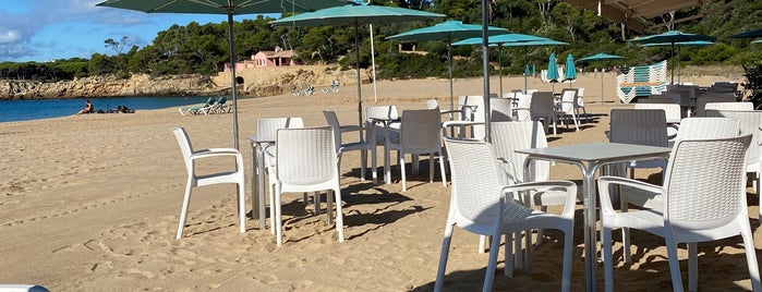 Bar Playa Del Castell is one of Tempat yang Disukai Anne.