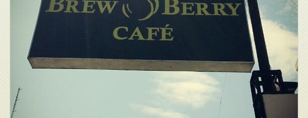 Brew Berry Café is one of Kristine'nin Kaydettiği Mekanlar.