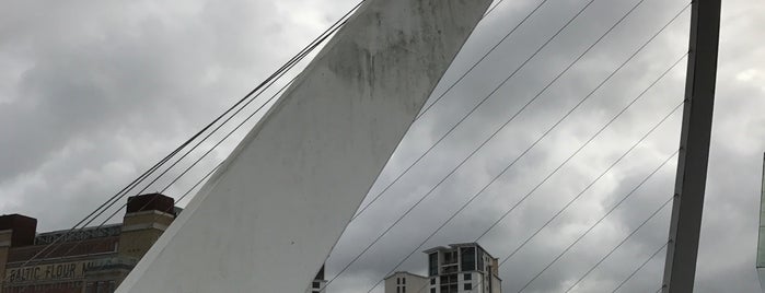 Gateshead Millennium Bridge is one of Tempat yang Disukai Sandro.