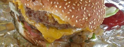 MOOYAH Burgers, Fries & Shakes is one of สถานที่ที่ Lea ถูกใจ.