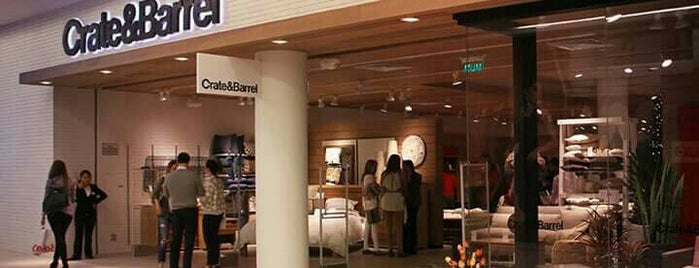 Crate & Barrel is one of Paolaさんのお気に入りスポット.