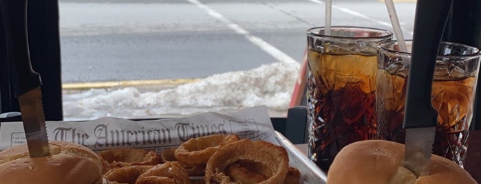 State Burger Co. is one of Lugares favoritos de Maddie.