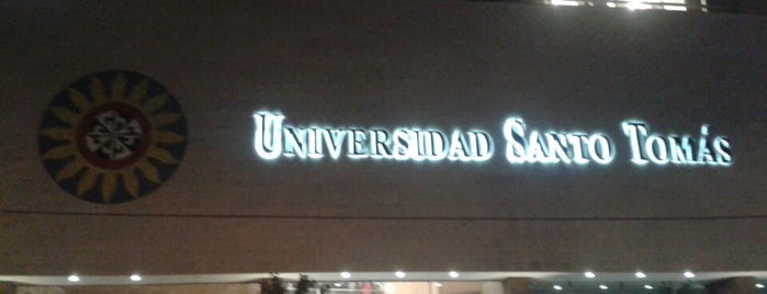 Universidad Santo Tomás - Edificio Doctor Angélico is one of สถานที่ที่ Diego ถูกใจ.