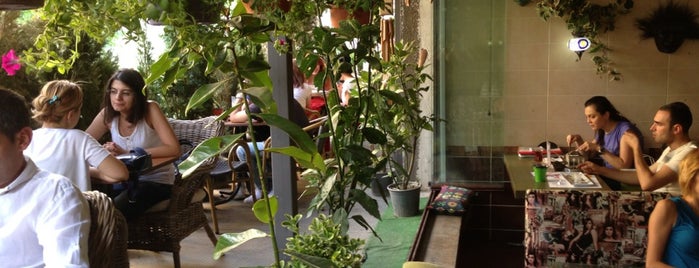 Turuncu Cafe Pub is one of Lieux sauvegardés par HARBİ.