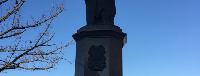 Памятник графу Воронцову is one of Lieux qui ont plu à Андрей.