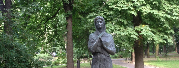 Пам'ятник Марії Заньковецькій is one of Gespeicherte Orte von Андрей.