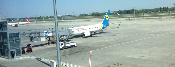 Злітна смуга аеропорту «Бориспіль» is one of สถานที่ที่ Андрей ถูกใจ.