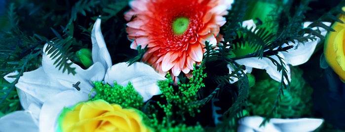 Flowers Naturally is one of Tempat yang Disimpan Eileen.