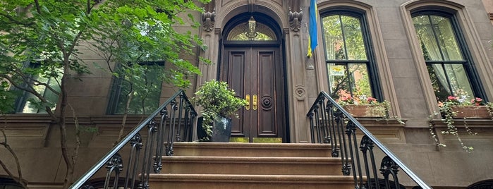 Carrie Bradshaw's Apartment from Sex & the City is one of Den s Palmickou.