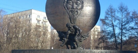 Памятник Хо Ши Мину is one of Lieux qui ont plu à Ruslan.