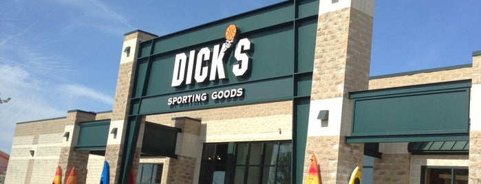 DICK'S Sporting Goods is one of Tempat yang Disukai Christina.