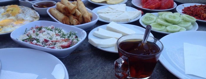 Pelikan Restaurant is one of Deniz'in Beğendiği Mekanlar.