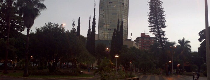 Praça Tubal Vilela is one of Meus lugares.