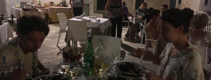 La Vecchia Taverna is one of Locais curtidos por Andrey.