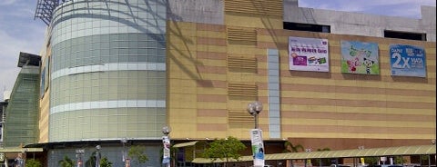 AEON Bukit Tinggi Shopping Centre is one of Lugares favoritos de Dinos.