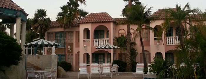 Caribbean Palm Village Resort is one of สถานที่ที่ James ถูกใจ.
