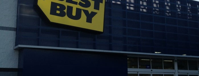 Best Buy is one of Lugares favoritos de Ben.