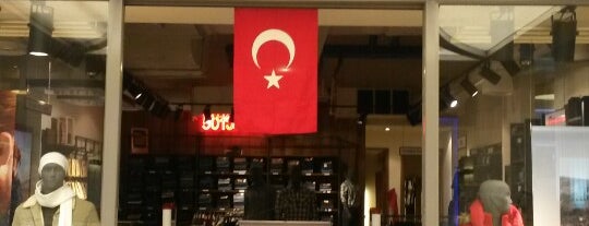 Levi's Store is one of Tempat yang Disukai Özden.