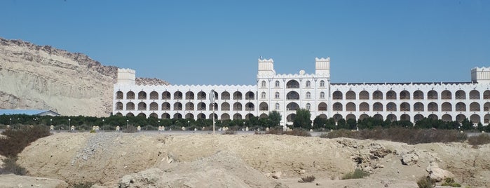 Islamic Azad University of Qeshm | دانشگاه آزاد اسلامی واحد قشم is one of Amir Abbas : понравившиеся места.