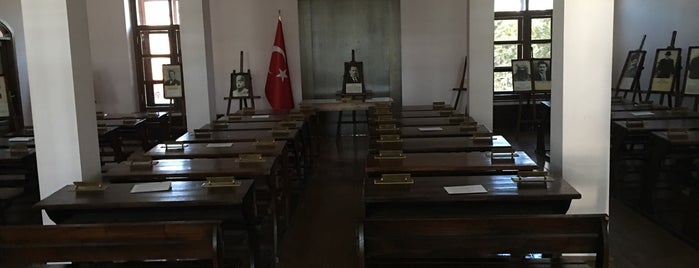 Erzurum Resim Heykel Müzesi ve Galerisi is one of Locais curtidos por Buket.