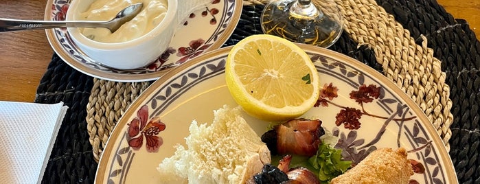 Splav Suvenir is one of belgrade food.