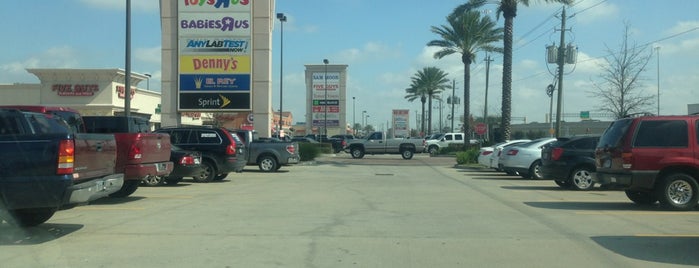 Bunker Hill Shopping Center is one of Lieux qui ont plu à Jessica.