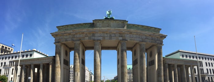 Gerbang Brandenburg is one of Essential NYU: Berlin.