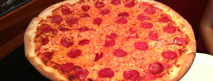 Sal's Authentic New York Pizza is one of สถานที่ที่บันทึกไว้ของ Kimmie.