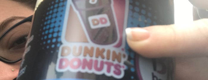 Dunkin' Donuts & Baskin Robins is one of สถานที่ที่ Bill ถูกใจ.