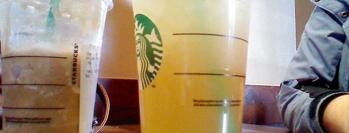 Starbucks is one of Lugares favoritos de Jodi.