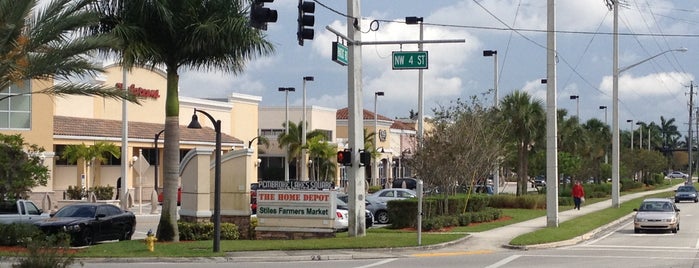 Pembroke Lakes Square is one of Lugares favoritos de Mayte.