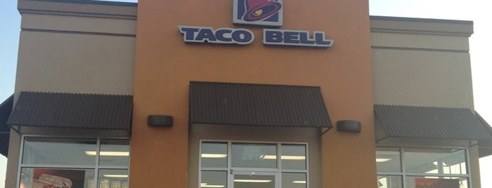 Taco Bell is one of Tempat yang Disukai Marlanne.