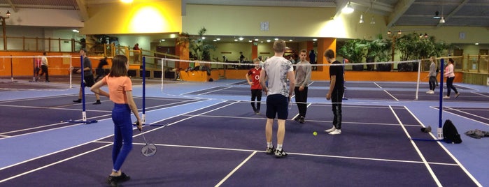 Badminton is one of สถานที่ที่ Matt ถูกใจ.
