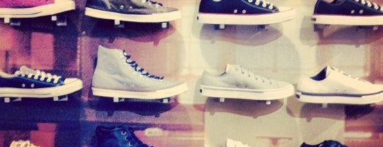 Converse is one of สถานที่ที่ Omar ถูกใจ.