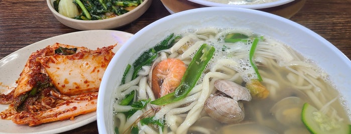 또또칼국수 is one of fav.