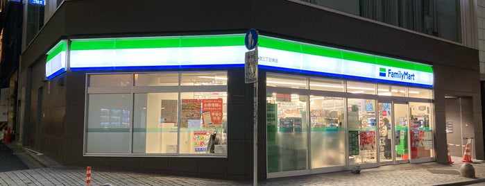 ファミリーマート 新宿三丁目東店 is one of 渋谷、新宿コンビニ.