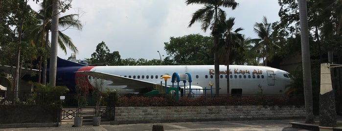 Taman Santap Rumah Kayu Ancol is one of Gondel'in Beğendiği Mekanlar.